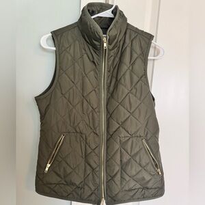 Old Navy Olive Quilted Vest with Gold Accents Size Small Tall Preowned